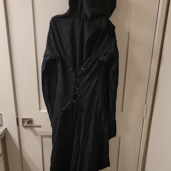Gothic Hooded Black Halloween Cape - Picture 4 of 5